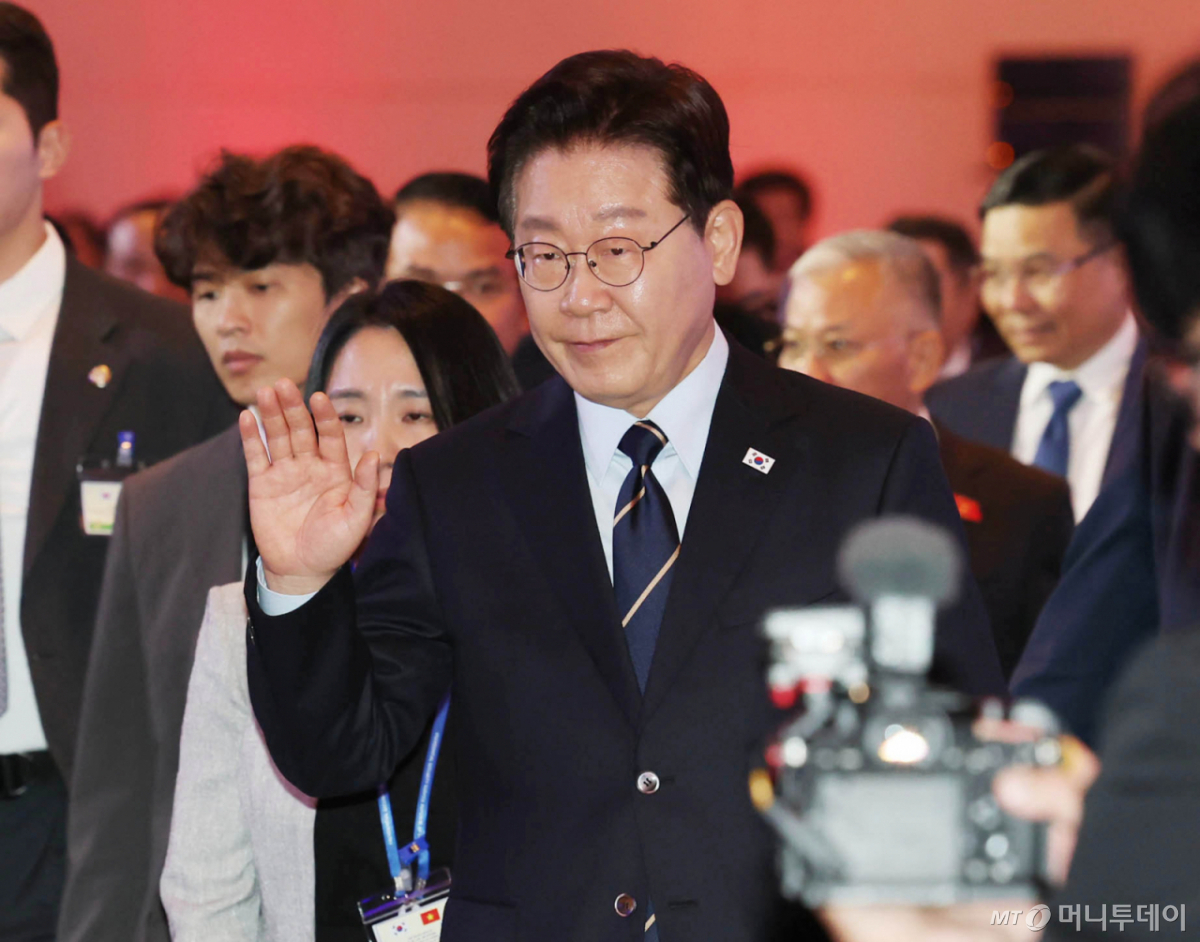 [하노이=뉴시스] 고범준 기자 = 이재명 대통령이 23일(현지 시간) 베트남 하노이 한 호텔에서 열린 한-베트남 비즈니스 포럼에서 축사를 마친 뒤 퇴장하며 인사하고 있다. 2026.04.23. bjko@newsis.com /사진=