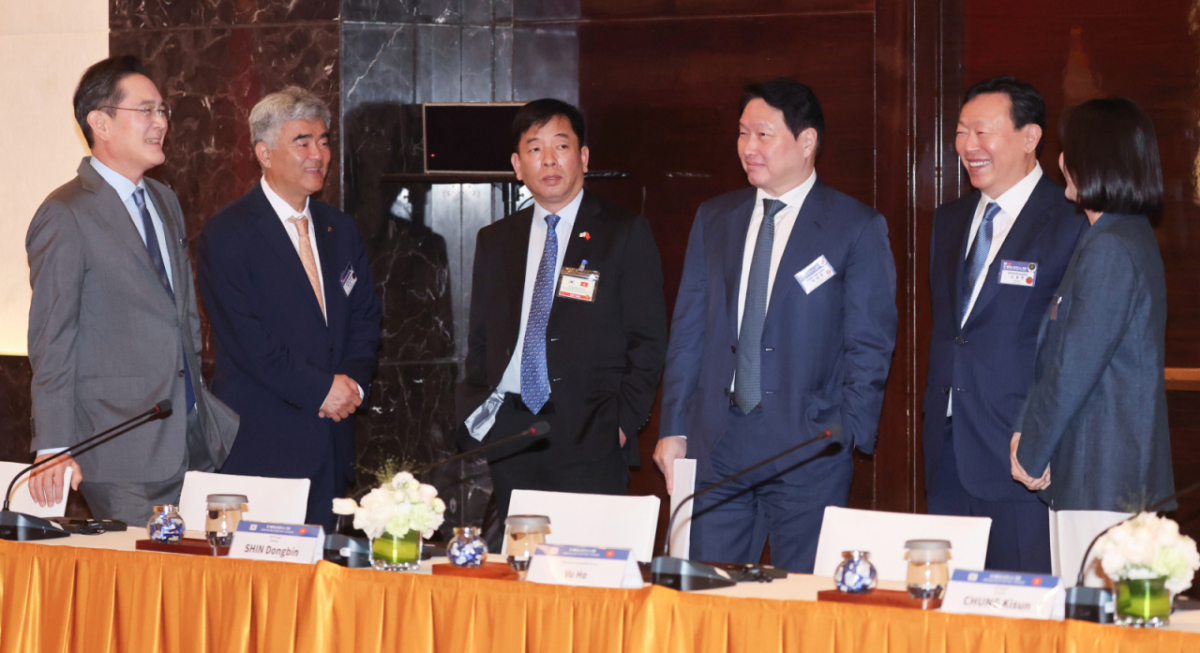 이재용 삼성전자 회장, 정원주 대우건설 회장, 최태원 SK그룹(대한상공회의소) 회장, 신동빈 롯데그룹 회장이 23일(현지시간) 하노이의 한 호텔에서 열린 한-베트남 기업인 사전 간담회에서 베트남 기업인과 대화하고 있다. /사진=뉴스1