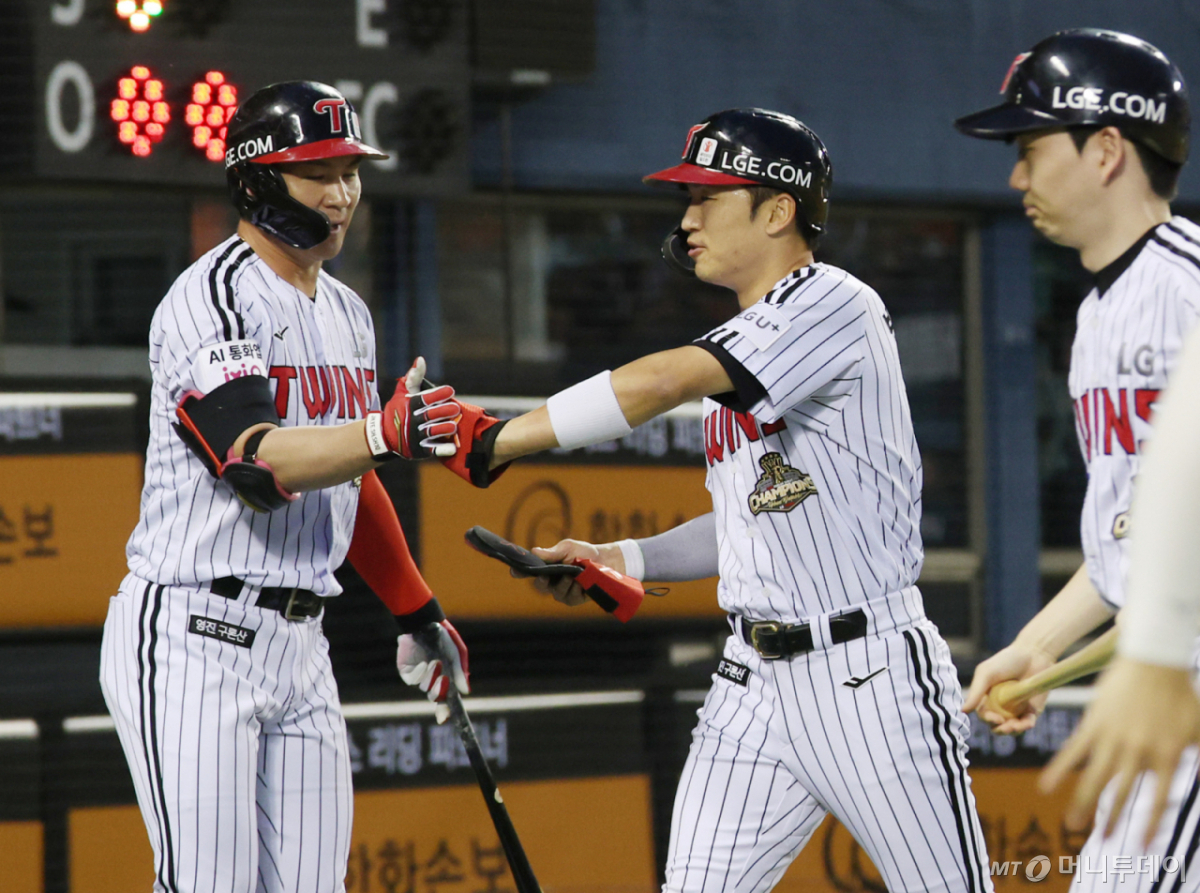 23일 오후 서울 송파구 잠실야구장에서 열린 2026 KBO리그 한화 이글스와 LG 트윈스의 경기, 3회말 2사 1,2루 LG 문보경이 1타점 적시타 때 홈으로 들어온 박해민이 기뻐하고 있다. /사진=뉴시스