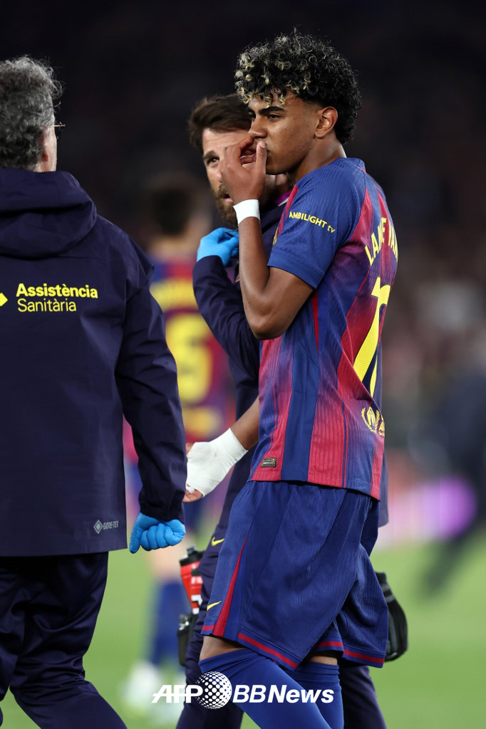 FC바르셀로나 라민 야말이 23일(한국시간) 스페인 바르셀로나의 스포티파이 캄노우에서 열린 2025-2026 스페인 프리메라리가 32라운드 홈경기 셀타 비고전에서 햄스트링 부상으로 교체되고 있다. /AFPBBNews=뉴스1