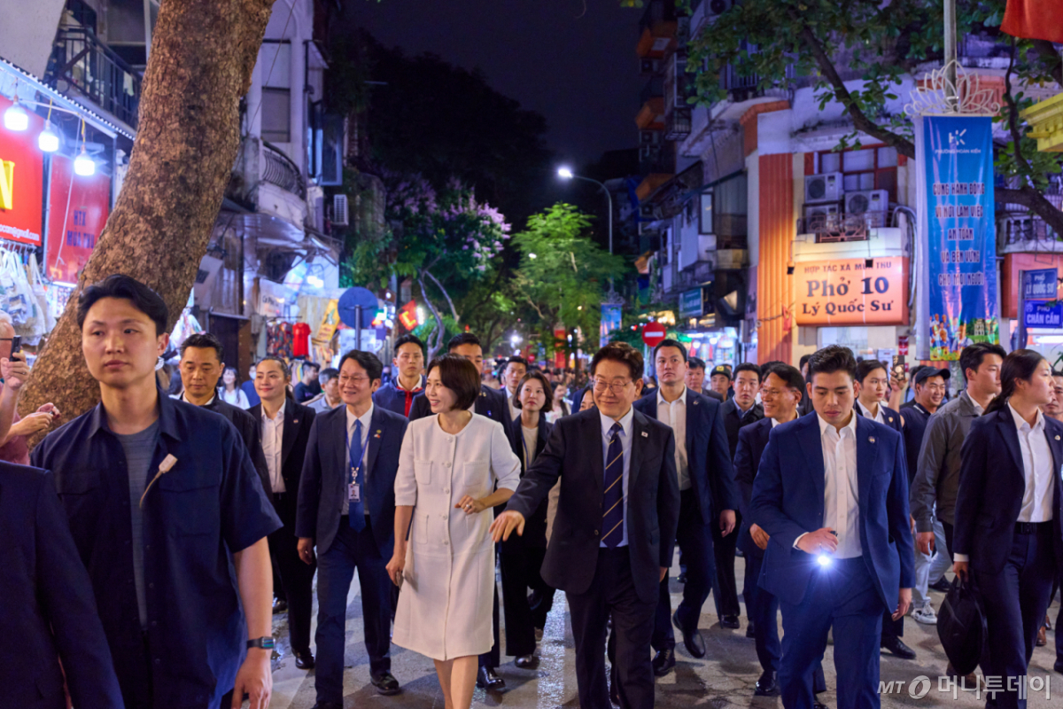 (하노이(베트남)=뉴스1) 이재명 기자 = 청와대는 23일 SNS에 베트남을 국빈 방문 중인 이재명 대통령과 김혜경 여사가 23일(현지시간) 저녁 하노이 호안끼엠 호수 인근 구시가지를 깜짝 방문해 산책하는 모습을 공개했다. (이재명 대통령 SNS. 재판매 및 DB 금지) 2026.4.24/뉴스1  Copyright © 뉴스1. All rights reserved. 무단 전재 및 재배포,  AI학습 이용 금지. /사진=(하노이(베트남)=뉴스1) 이재명 기자
