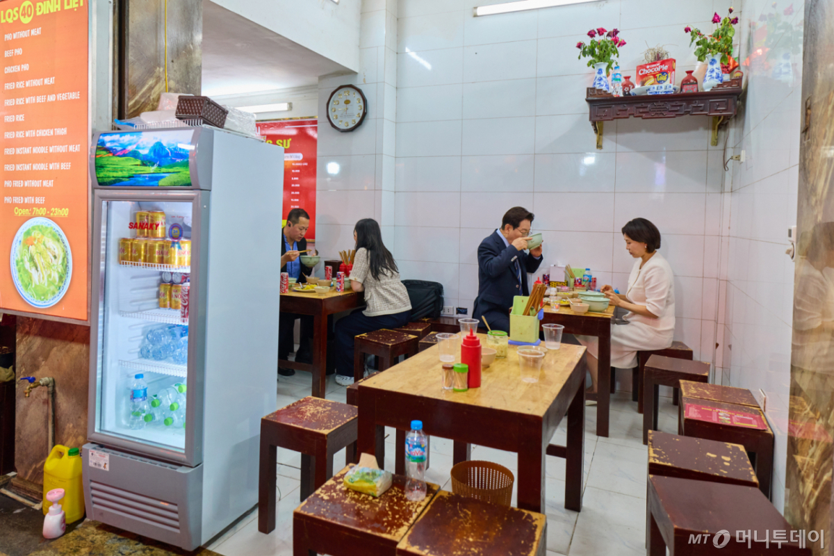 [서울=뉴시스] 고범준 기자 = 이재명 대통령과 김혜경 여사가 23일(현지 시간) 베트남 하노이 시내 한 식당에서 음식을 먹고 있다. (사진=이재명 대통령 SNS) 2026.04.24. photo@newsis.com *재판매 및 DB 금지 /사진=