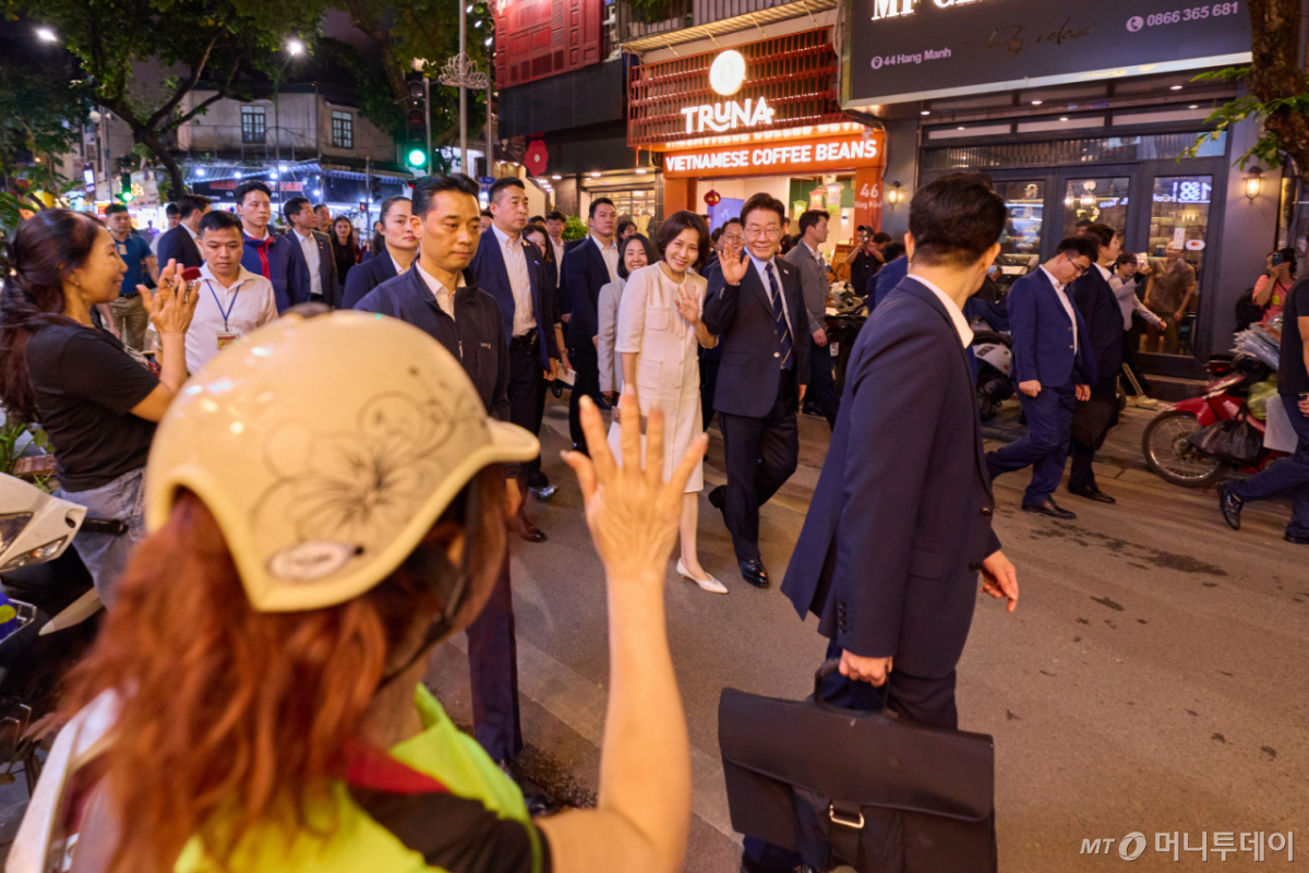 (하노이(베트남)=뉴스1) 이재명 기자 = 청와대는 23일 SNS에 베트남을 국빈 방문 중인 이재명 대통령과 김혜경 여사가 23일(현지시간) 저녁 하노이 호안끼엠 호수 인근 구시가지를 깜짝 방문해 산책하는 모습을 공개했다. (이재명 대통령 SNS. 재판매 및 DB 금지) 2026.4.24/뉴스1  Copyright © 뉴스1. All rights reserved. 무단 전재 및 재배포,  AI학습 이용 금지. /사진=(하노이(베트남)=뉴스1) 이재명 기자