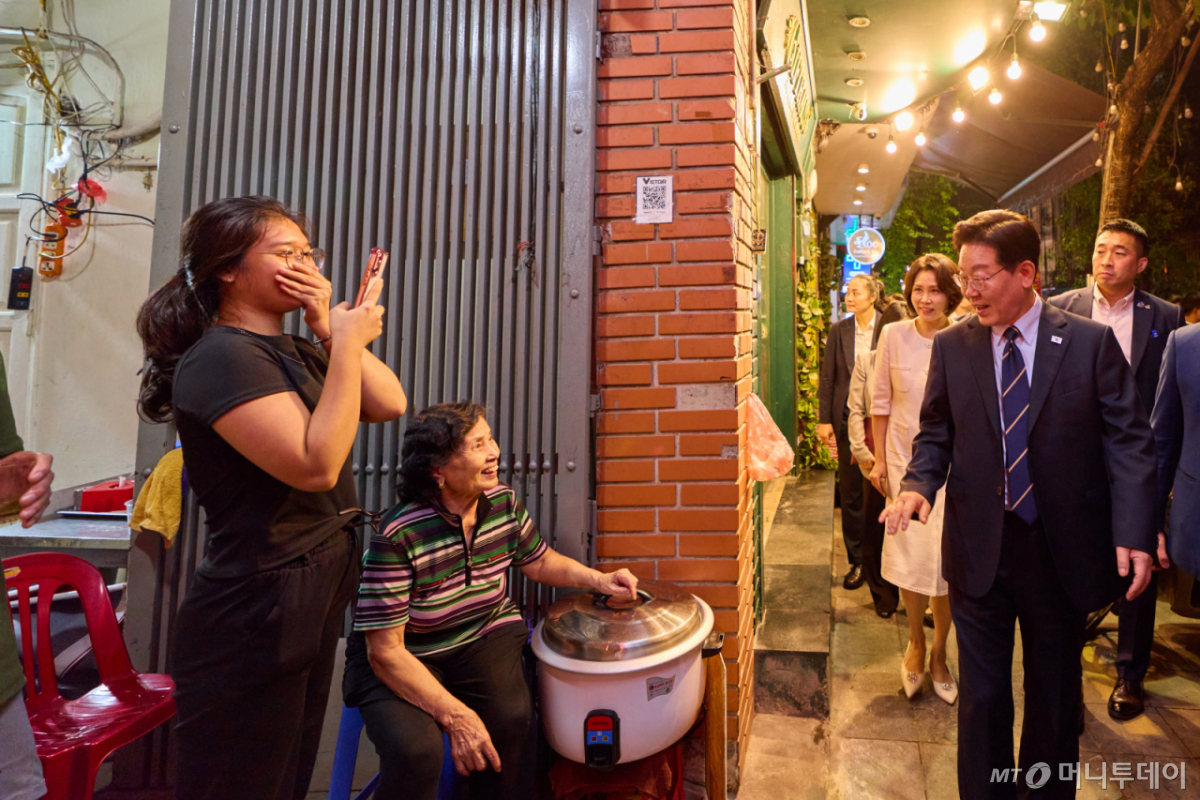 [서울=뉴시스] 고범준 기자 = 이재명 대통령과 김혜경 여사가 23일(현지 시간) 베트남 하노이 시내를 산책하고 있다. (사진=이재명 대통령 SNS) 2026.04.24. photo@newsis.com *재판매 및 DB 금지 /사진=