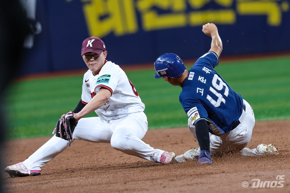 고준휘(오른쪽)가 23일 키움전 3회 2루 도루에 성공하고 있다. /사진=NC 다이노스