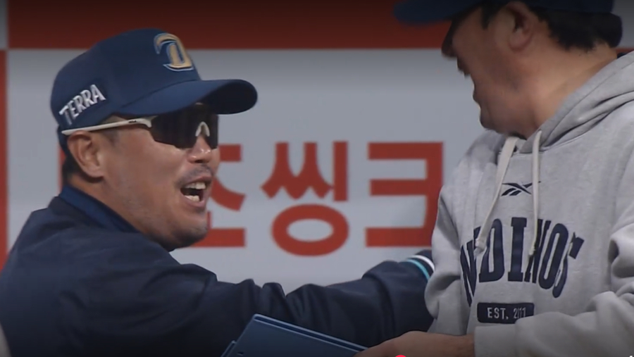 이호준(왼쪽) NC 감독이 고준휘의 홈런이 나오자 더그아웃에서 코치들과 하이파이브를 하며 기뻐하고 있다. /사진=중계 화면 캡처