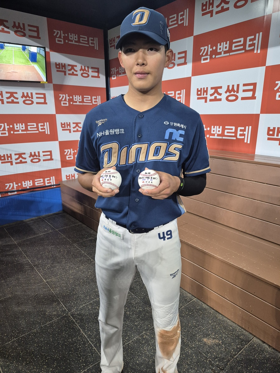 고준휘가 23일 경기 후 데뷔 첫 안타와 홈런 기념구를 들고 인터뷰를 하고 있다.  /사진=신화섭 기자