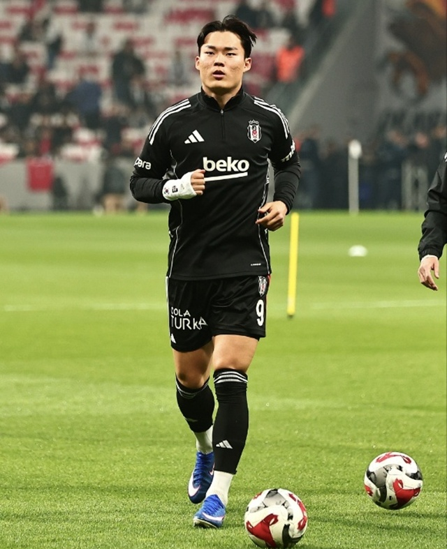 경기 전 몸을 푸는 오현규. /사진=베식타스 SNS