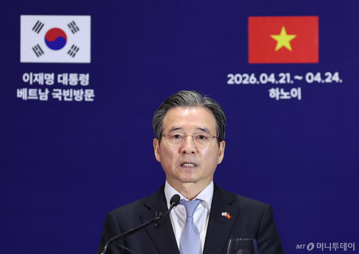 (하노이(베트남)=뉴스1) 이재명 기자 = 김용범 정책실장이 23일(현지시간) 베트남 하노이의 한 호텔에 마련된 한국프레스센터에서 한-베트남 비즈니스 포럼 관련 브리핑을 하고 있다. 2026.4.23/뉴스1  Copyright © 뉴스1. All rights reserved. 무단 전재 및 재배포,  AI학습 이용 금지. /사진=(하노이(베트남)=뉴스1) 이재명 기자