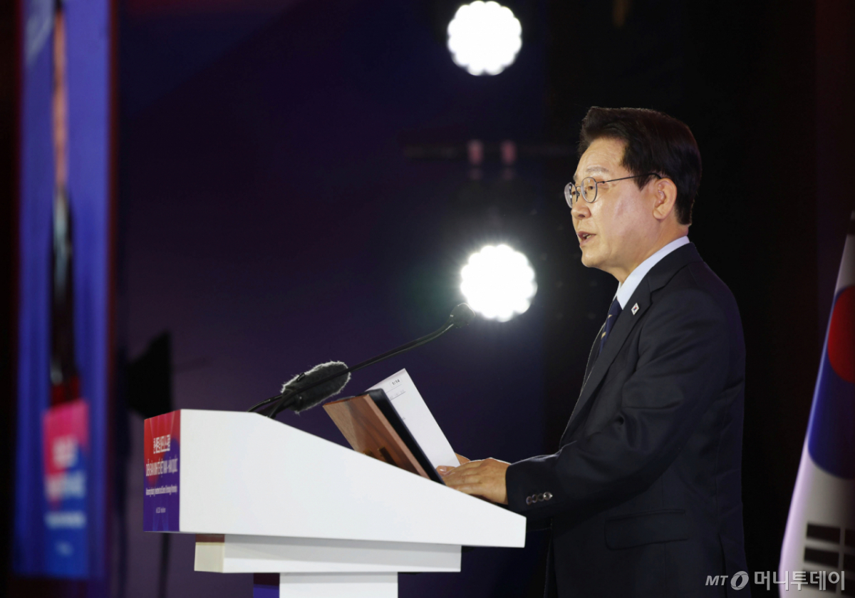 (하노이(베트남)=뉴스1) 이재명 기자 = 베트남을 국빈 방문 중인 이재명 대통령이 23일(현지시간) 하노이의 한 호텔에서 열린 한-베트남 비즈니스 포럼에서 발언하고 있다. 2026.4.23/뉴스1  Copyright © 뉴스1. All rights reserved. 무단 전재 및 재배포,  AI학습 이용 금지. /사진=(하노이(베트남)=뉴스1) 이재명 기자