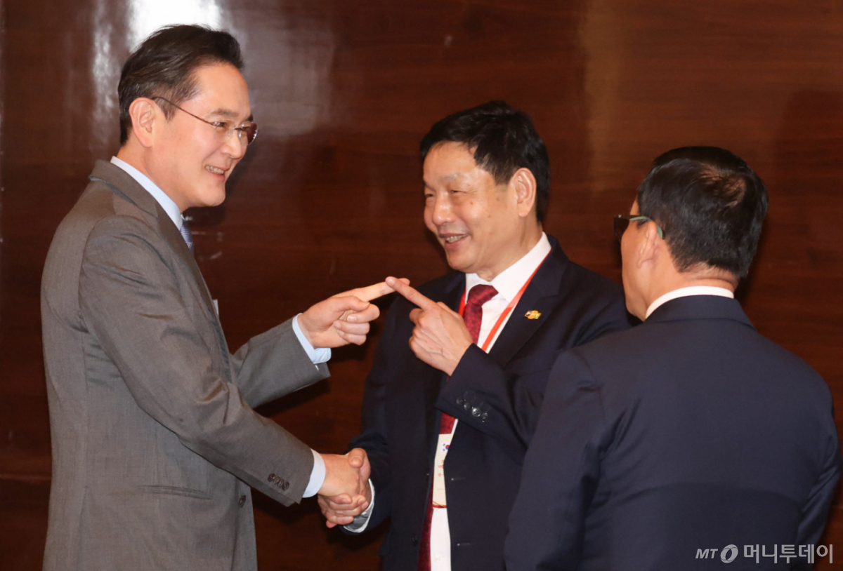 (하노이(베트남)=뉴스1) 이재명 기자 = 이재용 삼성전자 회장이 23일(현지시간) 하노이의 한 호텔에서 열린 한-베트남 기업인 사전 간담회에서 베트남 기업인과 인사하고 있다. 2026.4.23/뉴스1  Copyright © 뉴스1. All rights reserved. 무단 전재 및 재배포,  AI학습 이용 금지. /사진=(하노이(베트남)=뉴스1) 이재명 기자