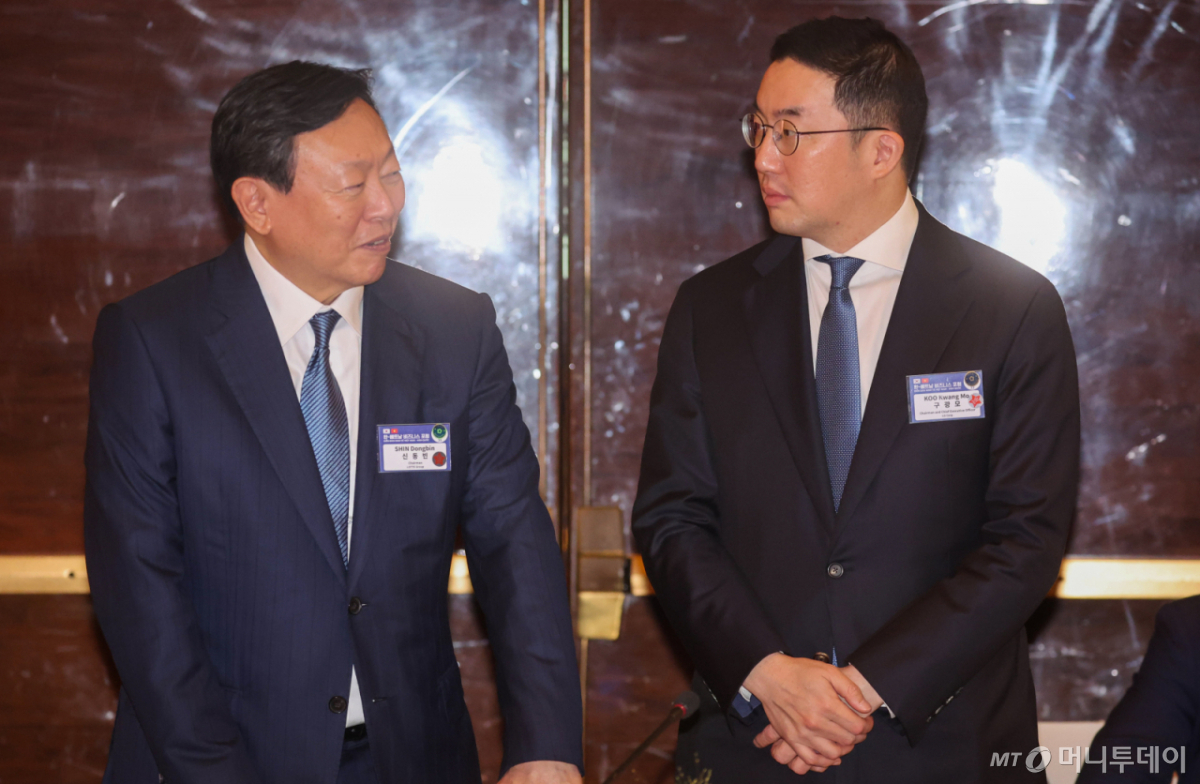 (하노이(베트남)=뉴스1) 이재명 기자 = 신동빈 롯데그룹 회장과 구광모 LG 회장이 23일(현지시간) 하노이의 한 호텔에서 열린 한-베트남 기업인 사전 간담회에서 대화하고 있다. 2026.4.23/뉴스1  Copyright © 뉴스1. All rights reserved. 무단 전재 및 재배포,  AI학습 이용 금지. /사진=(하노이(베트남)=뉴스1) 이재명 기자