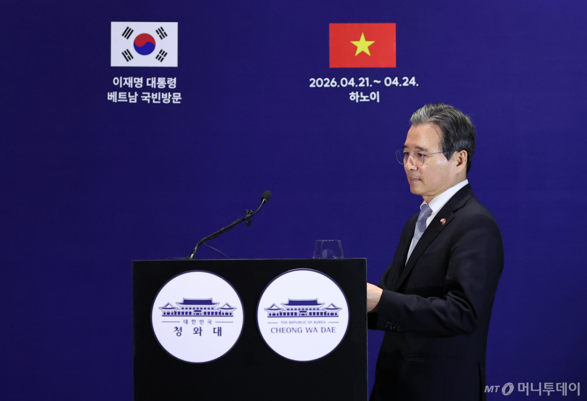 (하노이(베트남)=뉴스1) 이재명 기자 = 김용범 정책실장이 23일(현지시간) 베트남 하노이의 한 호텔에 마련된 한국프레스센터에서 한-베트남 비즈니스 포럼 관련 브리핑을 하기 위해 입장하고 있다. 2026.4.23/뉴스1  Copyright © 뉴스1. All rights reserved. 무단 전재 및 재배포,  AI학습 이용 금지. /사진=(하노이(베트남)=뉴스1) 이재명 기자