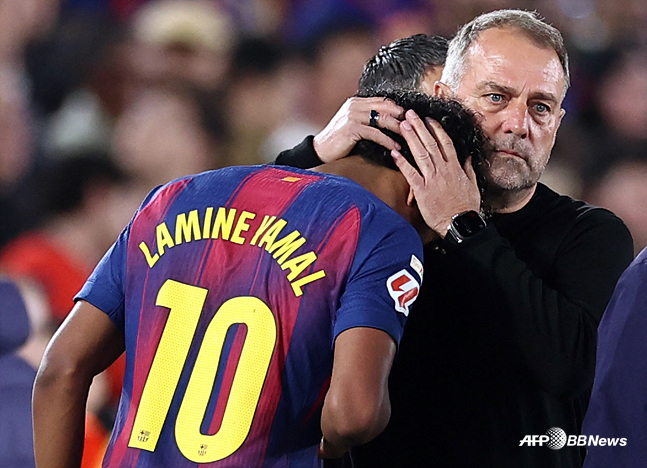 라민 야말(왼쪽)과 한지 플릭 바르셀로나 감독. /AFPBBNews=뉴스1