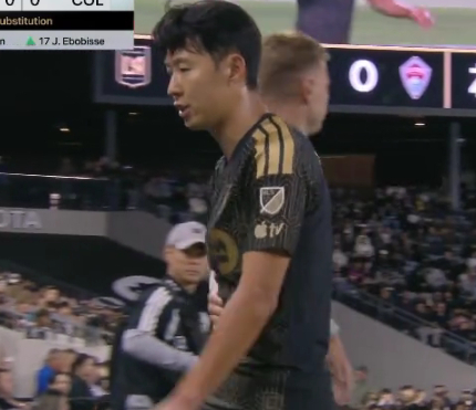 교체 당시 굳어진 손흥민의 표정. 이후 벤치로 향하며 중얼거리며 고개를 저은 손흥민.  /사진=중계화면 갈무리