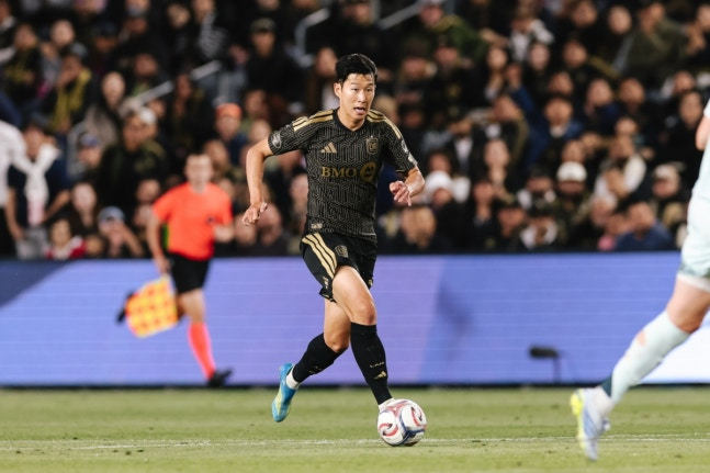 손흥민이 23일 오전 11시 30분(한국시간) 미국 LA의 BMO 스타디움에서 열린 미국 메이저리그사커(MLS) 9라운드 경기 중 드리블을 시도하고 있다. /사진=LAFC 공식 사회관계망서비스(SNS)