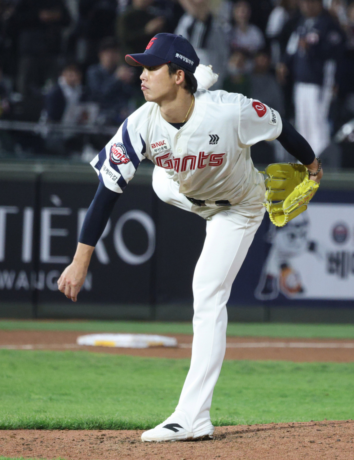 2026 신한 SOL KBO리그 롯데 자이언츠 대 두산 베어스 경기가 23일 부산 사직야구장에서 열렸다.  롯데 현도훈이 역투하고 있다. /사진=김진경 대기자