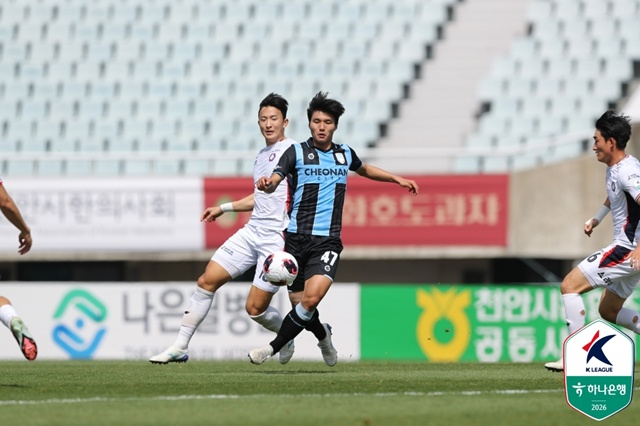 천안시티 공격수 우정연(오른쪽). /사진=한국프로축구연맹 제공