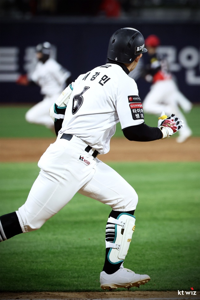 KT 이강민이 22일 수원 KIA전 7회말 2사 만루에서 좌전 2타점 적시타를 쳤다. /사진=KT 위즈 제공