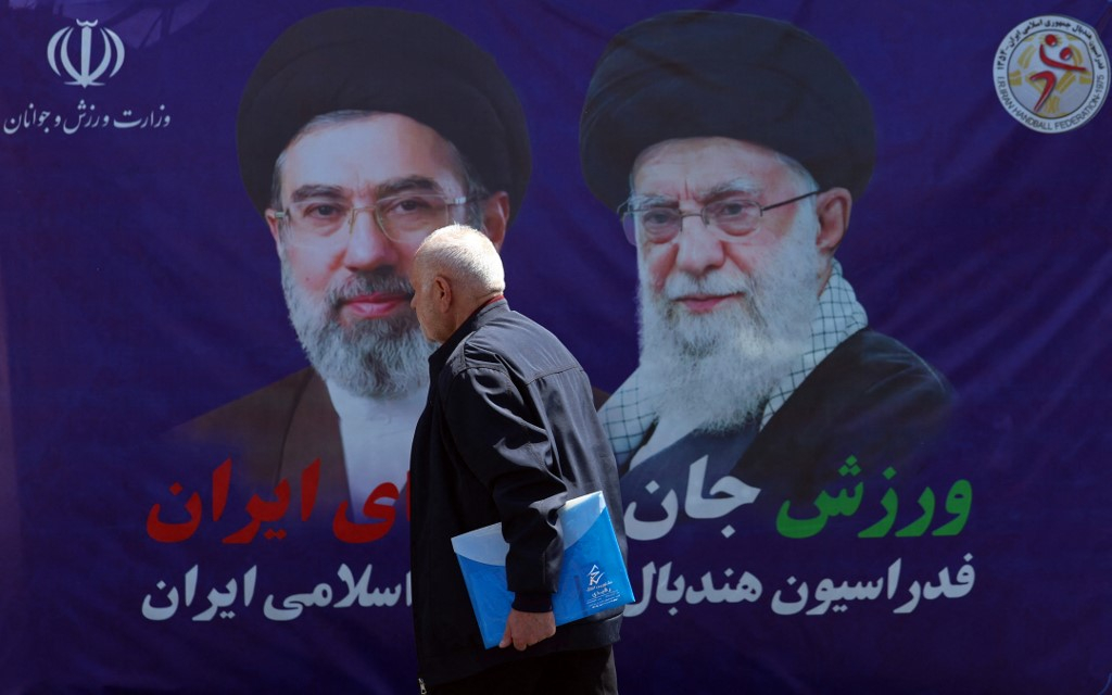 15일(현지시간) 이란의 거리에 모즈타바 하메네이(왼쪽) 이란 최고지도자와 그의 아버지인 아야톨라 하메네이 전 최고지도자 얼굴이 새겨진 현수막이 걸려있다. /AFPBBNews=뉴스1