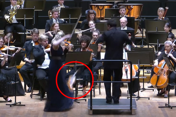 핀란드에서 열린 오케스트라 공연 도중 20억원대 바이올린이 지휘봉에 맞아 바닥에 떨어지는 아찔한 사고가 발생했다./사진=라티 심포니 오케스트라 인스타그램