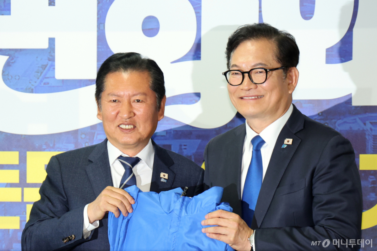 (인천=뉴스1) 황기선 기자 = 정청래 더불어민주당 대표가 24일 오전 인천 연수구 정지열 인천 연수구청장 후보 선거사무소에서 열린 최고위원회의에서 송영길 연수갑 국회의원 보궐선거 후보에게 당 점퍼를 전달하고 있다.  2026.4.24/뉴스1  Copyright © 뉴스1. All rights reserved. 무단 전재 및 재배포,  AI학습 이용 금지. /사진=(인천=뉴스1) 황기선 기자