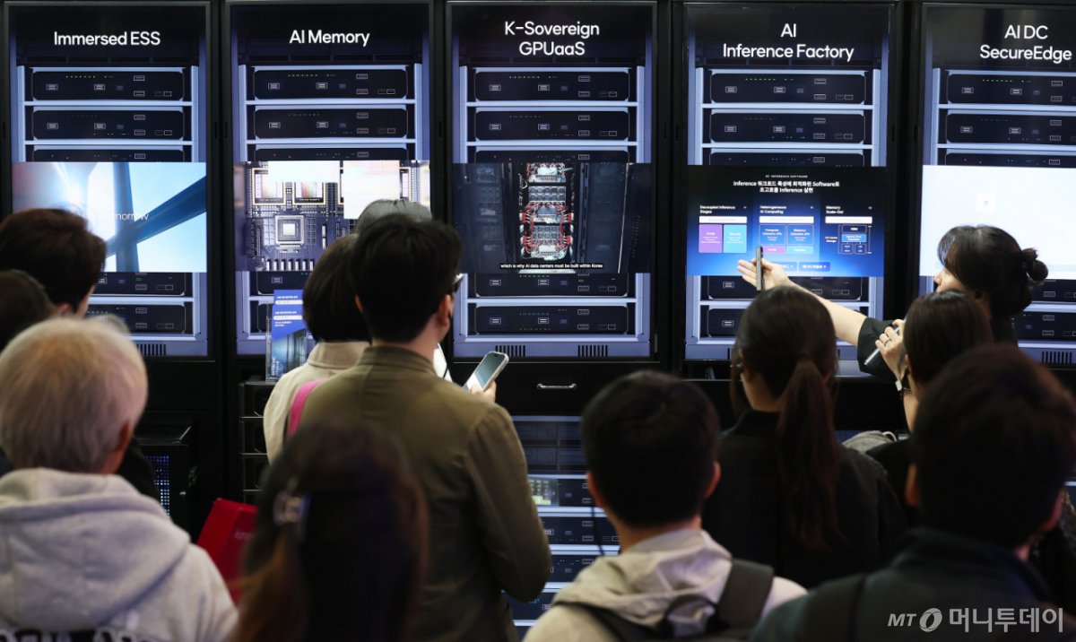  22일 서울 강남구 코엑스에서 열린 '2026 월드IT쇼'(WIS 2026)를 찾은 관람객들이 SKT 부스에서 AI데이터센터를 살펴보고 있다.  '생각을 넘어 행동으로: AI, 현실을 움직이다'를 슬로건으로, ‘피지컬 AI 대전환’을 핵심 주제로 구성한 이번 전시는 17개국 460개 기업·기관이 참여한 가운데 오는 24일까지 사흘간 진행된다. 2026.4.22/뉴스1  Copyright © 뉴스1. All rights reserved. 무단 전재 및 재배포,  AI학습 이용 금지. 