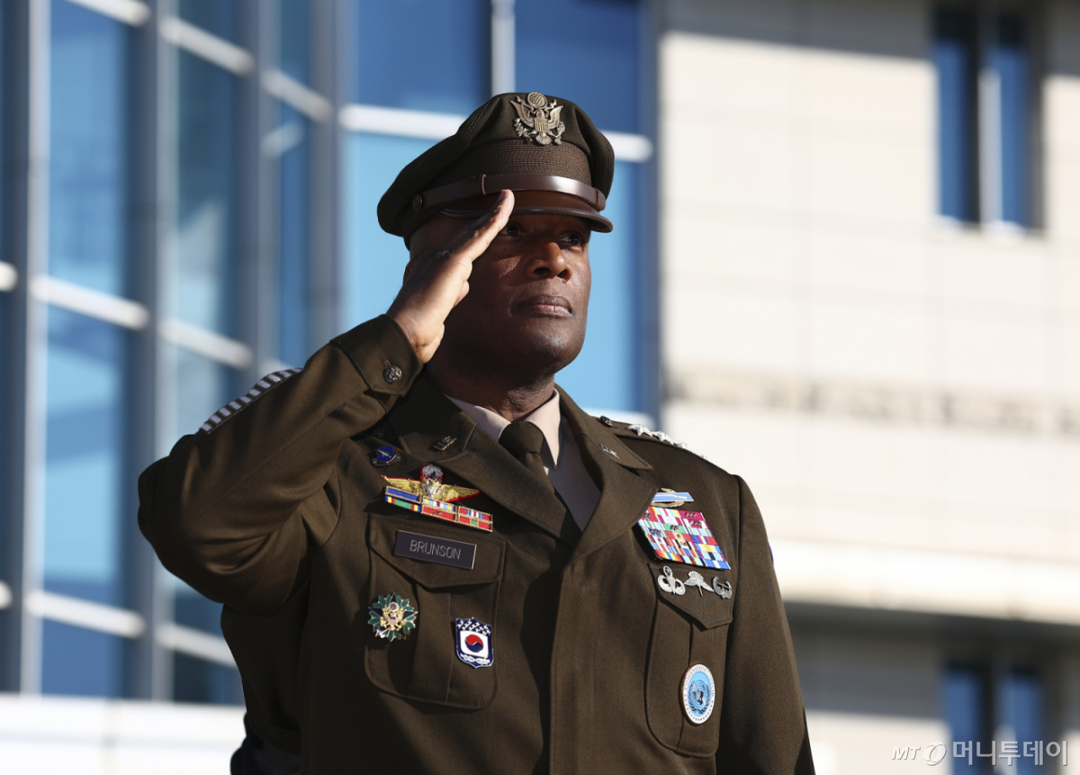 [서울=뉴시스] 김근수 기자 = 제이비어 브런슨 한미연합군사령부 사령관이 3일 서울 용산구 국방부 연병장에서 열린 제50차 한미 군사위원회 회의 환영 의장행사에서 경례를 받고 있다. 2025.11.03. 