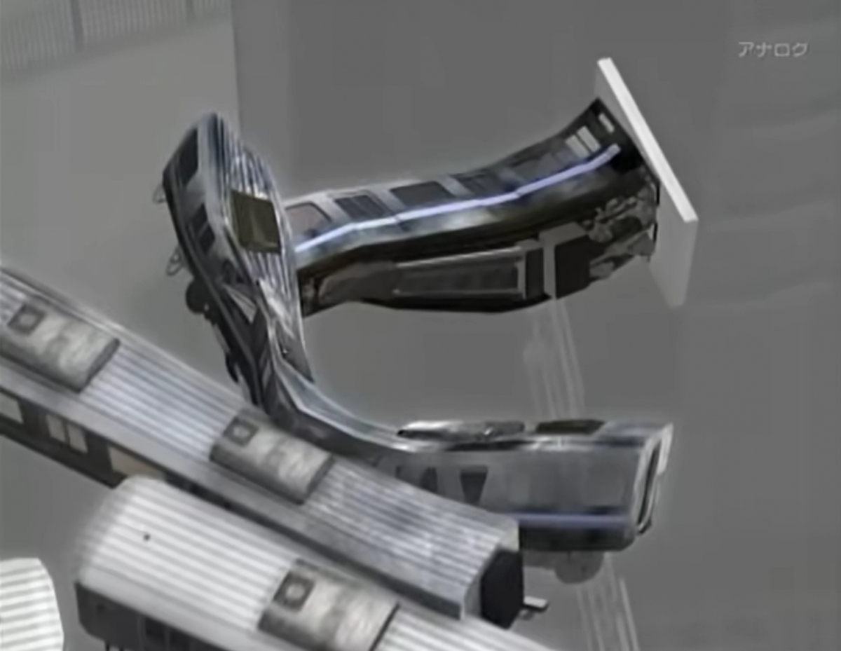 2005년 4월25일 후쿠치야마선 열차 사고 당시 1·2호차의 잭나이프 현상을 재연한 모습. /사진=유튜브 채널 '요미우리TV뉴스' 갈무리 