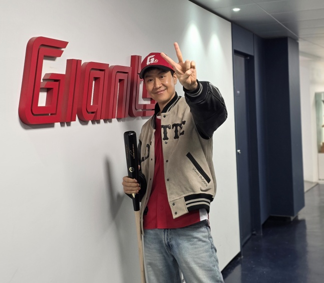 배우 정우 씨가 지난 19일 부산 사직야구장에서 롯데-한화전 시구 전 포즈를 취하고 있다. /사진=김동윤 기자