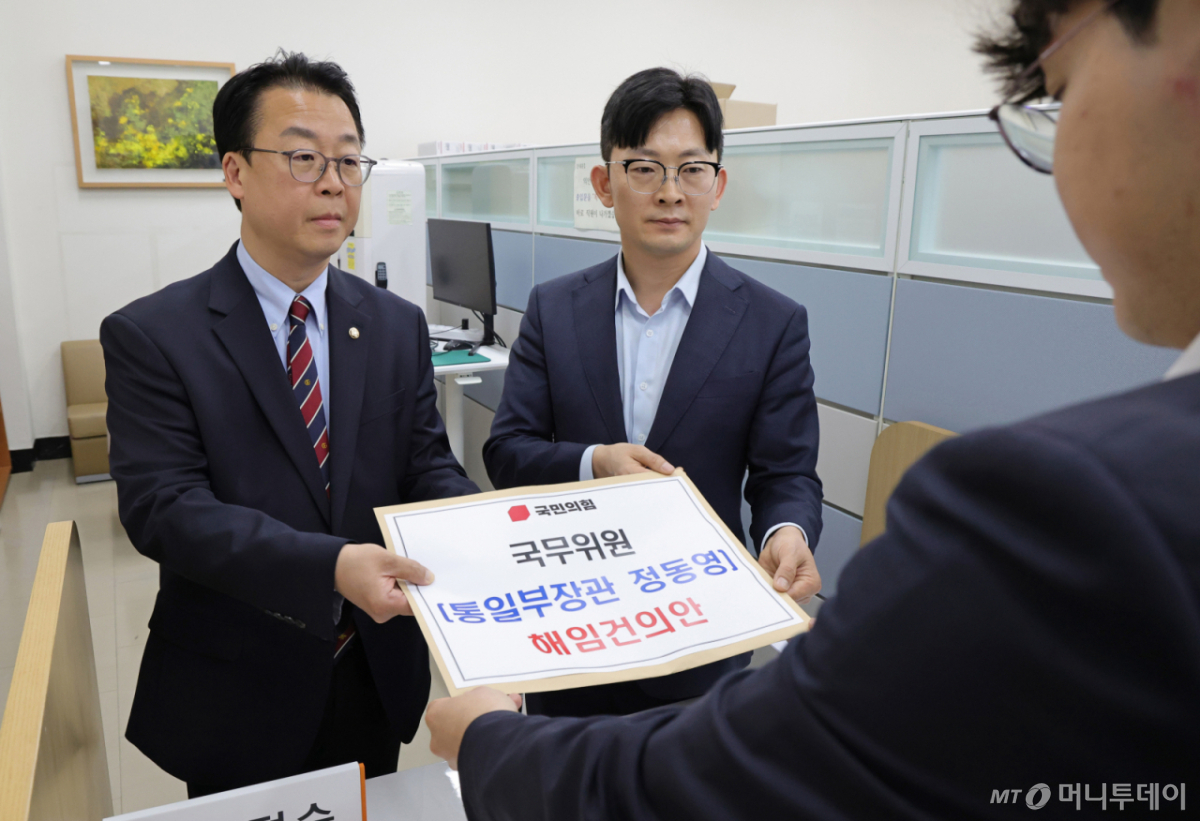 (서울=뉴스1) 신웅수 기자 = 곽규택, 박충권 국민의힘 의원이 24일 서울 여의도 국회 의안과에 정동영 통일부 장관 해임건의안을 제출하고 있다. (공동취재) 2026.4.24/뉴스1  Copyright © 뉴스1. All rights reserved. 무단 전재 및 재배포,  AI학습 이용 금지. 