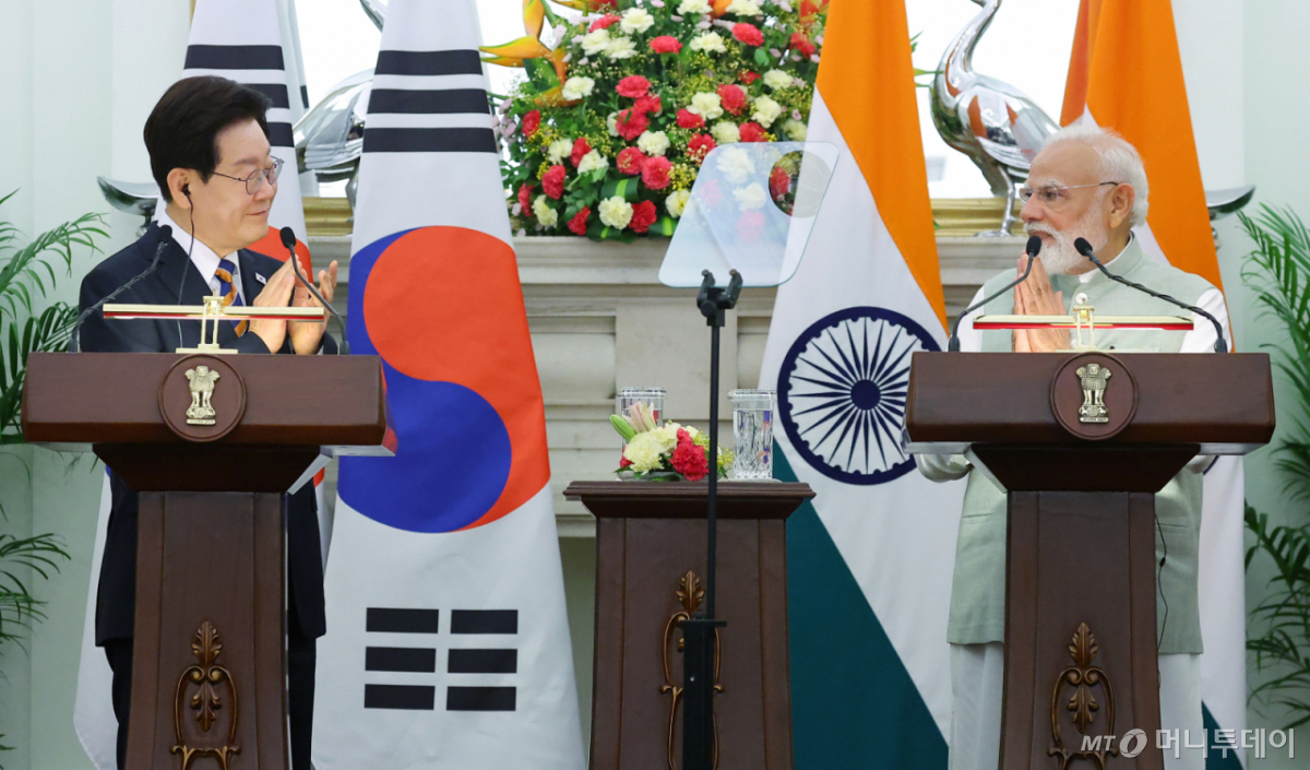 [뉴델리=뉴시스] 고범준 기자 = 이재명 대통령과 나렌드라 모디 인도 총리가 20일(현지 시간) 뉴델리 영빈관 하이데라바드 하우스에서 공동언론발표를 하며 박수를 치고 있다. 2026.04.20. bjko@newsis.com /사진=