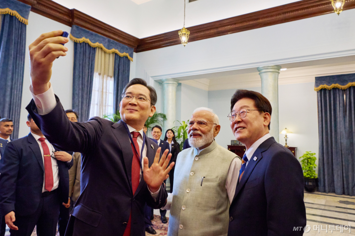 [뉴델리=뉴시스] 고범준 기자 = 인도를 국빈 방문 중인 이재명 대통령과 이재용 삼성전자 회장이 20일 뉴델리 영빈관 하이데라바드 하우스에서 열린 나렌드라 모디 총리 주최 오찬 및 한-인도 경제인 대화에서 모디 총리와 함께 인도 노이다 공장에서 생산한 갤럭시Z플립7으로 셀카를 찍고 있다. (공동취재) 2026.04.20. bjko@newsis.com /사진=최동준