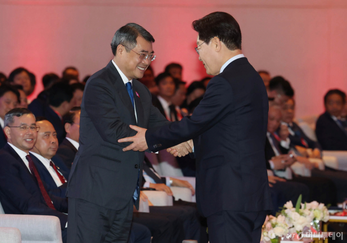 (하노이(베트남)=뉴스1) 이재명 기자 = 베트남을 국빈 방문 중인 이재명 대통령이 23일(현지시간) 하노이 한 호텔에서 열린 한-베트남 비즈니스 포럼에 서 발언을 마친 뒤 레 밍 흥 베트남 총리와 악수하고 있다. 2026.4.23/뉴스1  Copyright © 뉴스1. All rights reserved. 무단 전재 및 재배포,  AI학습 이용 금지. /사진=(하노이(베트남)=뉴스1) 이재명 기자