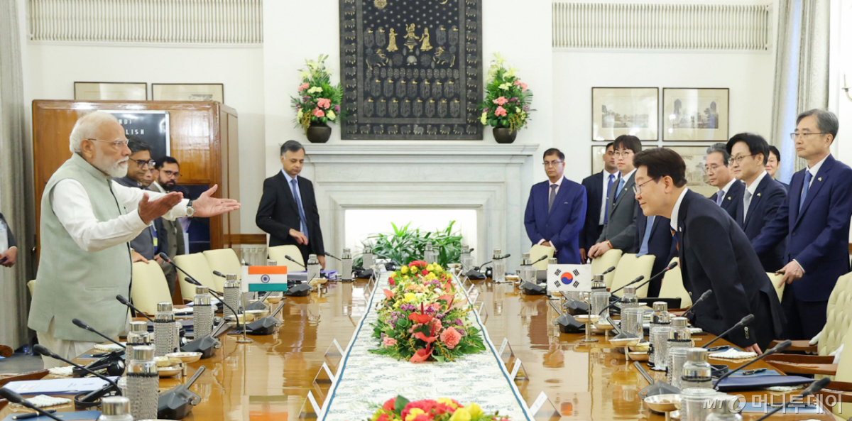 [뉴델리=뉴시스] 고범준 기자 = 인도를 국빈 방문 중인 이재명 대통령이 20일(현지 시간) 뉴델리 영빈관 하이데라바드 하우스에서 나렌드라 모디 총리와 한-인도 확대 정상회담을 위해 자리에 앉고 있다. 2026.04.20. bjko@newsis.com /사진=