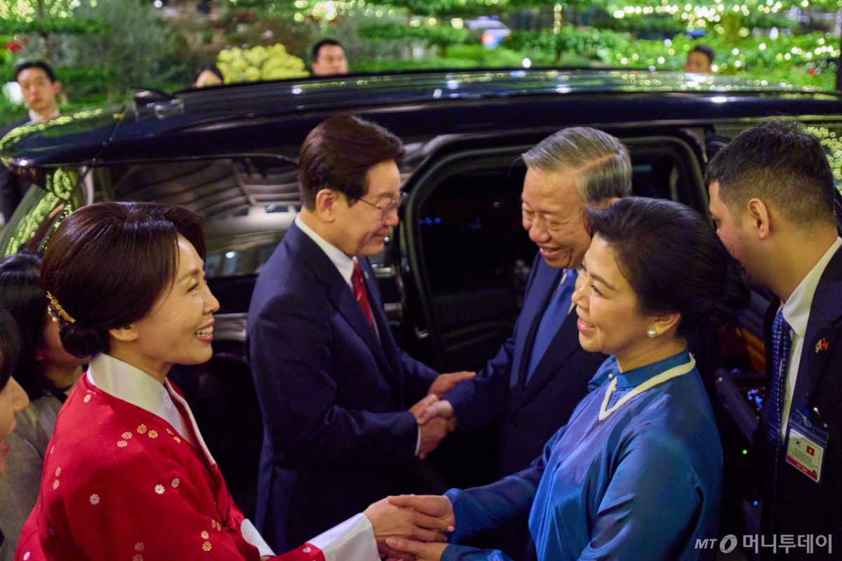 [하노이=뉴시스] 고범준 기자 = 이재명 대통령과 김혜경 여사가 22일(현지 시간) 베트남 하노이 영빈관에서 또 럼 당 서기장 겸 국가주석, 응오 프엉 리 여사와 국빈만찬을 마친 뒤 인사하고 있다. (공동취재) 2026.04.23. bjko@newsis.com /사진=