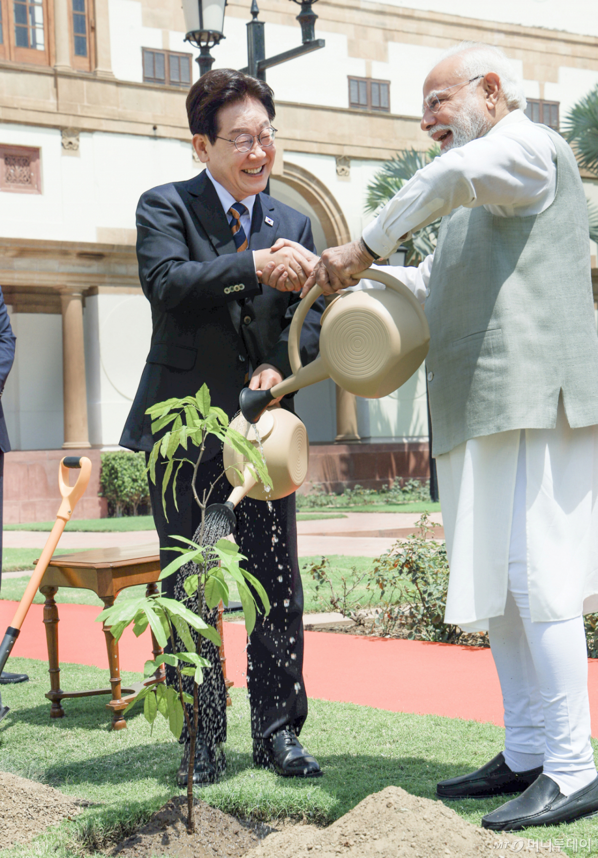 [뉴델리=뉴시스] 고범준 기자 = 인도를 국빈 방문 중인 이재명 대통령이 20일(현지 시간) 뉴델리 영빈관 하이데라바드 중앙공원에서 나렌드라 모디 총리와 아소카나무(ashoka tree) 공동식수를 하며 악수하고 있다. 2026.04.20. bjko@newsis.com /사진=최동준
