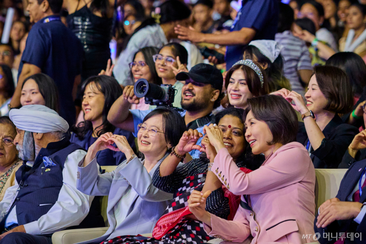 [뉴델리=뉴시스] 고범준 기자 = 김혜경 여사가 20일(현지 시간) 인도 뉴델리 야쇼부미 컨벤션센터에서 열린 K-드림 스테이지에서 참석자들과 하트를 그려보이고 있다. (공동취재) 2026.04.20. bjko@newsis.com /사진=