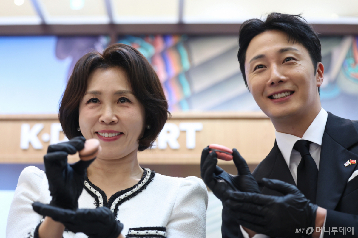 (하노이(베트남)=뉴스1) 이재명 기자 = 이재명 대통령과 베트남을 국빈 방문 중인 김혜경 여사가 23일(현지시간) 하노이 롯데몰에서 열린 K문화관광대전에서 배우 정일우와 직접 만든 마카롱을 들어보이고 있다. 2026.4.23/뉴스1  Copyright © 뉴스1. All rights reserved. 무단 전재 및 재배포,  AI학습 이용 금지. /사진=(하노이(베트남)=뉴스1) 이재명 기자