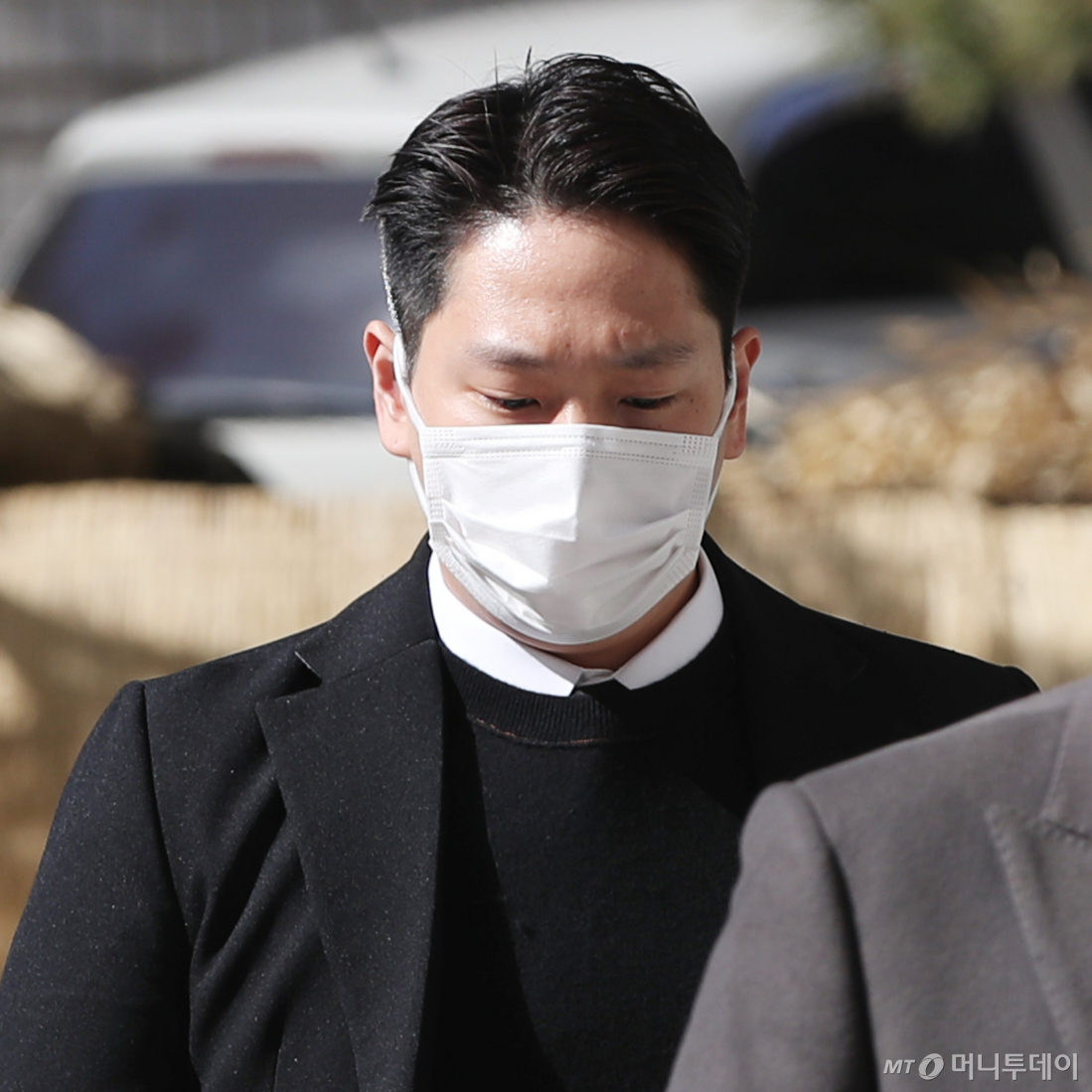 강제추행 혐의로 기소된 보이그룹 B.A.P 출신 힘찬(본명 김힘찬)이 2021년 서울 서초구 서울중앙지방법원에서 공판을 마친 뒤 차량으로 이동하고 있다. /사진=김창현기자