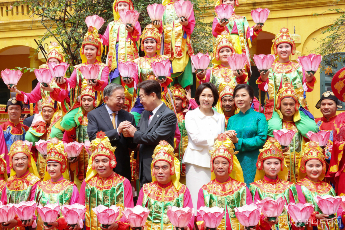[하노이=뉴시스] 고범준 기자 = 이재명 대통령과 김혜경 여사가 24일(현지 시간) 유네스코 세계 문화유산으로 등재된 베트남 하노이 탕롱황성을 방문해 또 럼 당 서기장 겸 국가주석, 응오 프엉 리 여사와 전통 공연을 관람한 뒤 공연단과 함께 기념촬영을 하고 있다. 2026.04.24. bjko@newsis.com /사진=최동준
