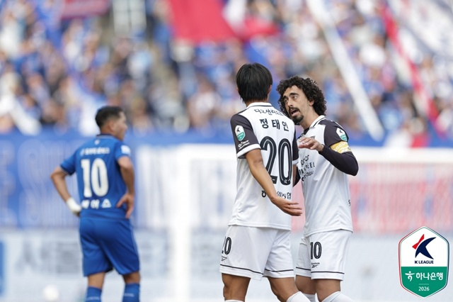 전남 드래곤즈 정태인(왼쪽)과 발디비아. /사진=한국프로축구연맹 제공