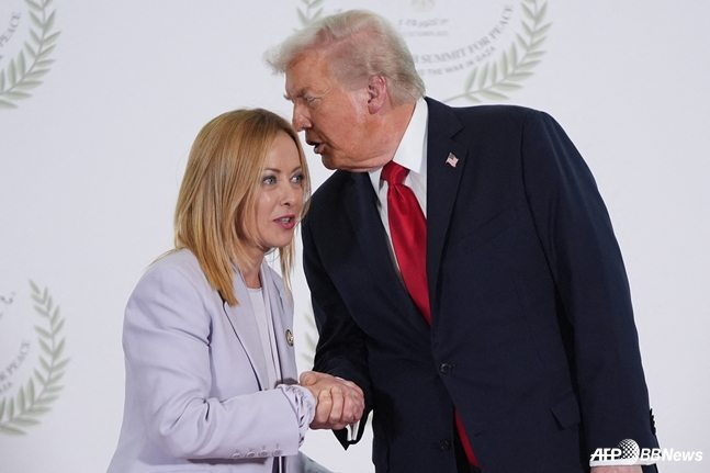 도널드 트럼프(왼쪽) 미국 대통령과 잔니 인판티노 FIFA 회장이 이집트에서 열린 가자지구 평화 회의에서 만나 악수하고 있다. /사진=뉴스1