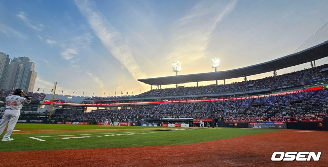 만원 관중이 들어찬 수원 KT위즈파크. /사진=OSEN