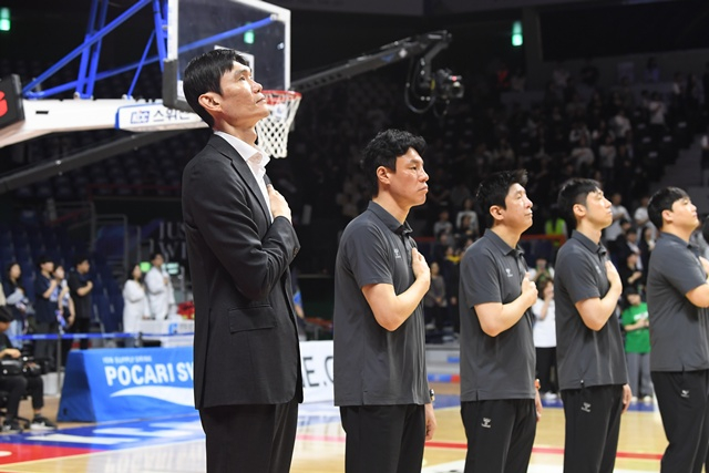 김주성 감독(왼쪽). /사진=KBL 제공