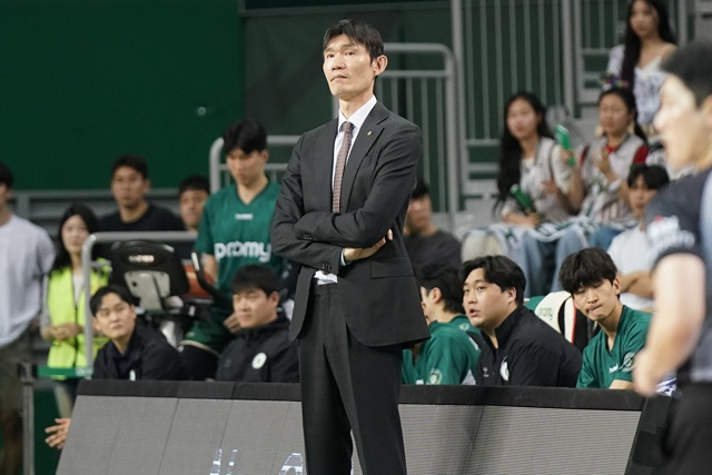김주성 감독이 경기를 지켜보고 있다. /사진=KBL 제공