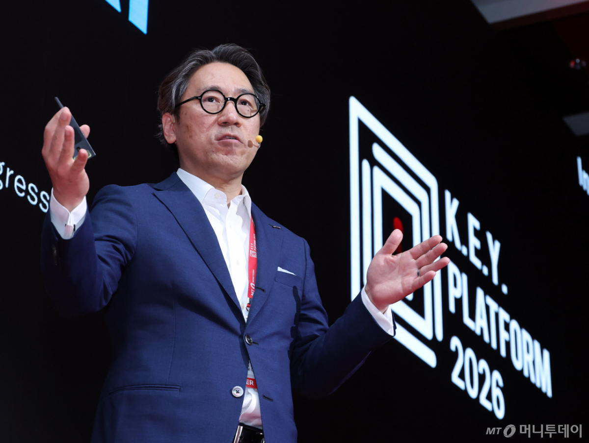 백현준 롯데홀딩스 헬스케어&바이오파마 CVC 매니징 파트너가 24일 영등포구 콘래드 서울에서 머니투데이 주최로 진행된 '2026 키플랫폼' 총회2 '네이티브 AI의 등장: 바이오 혁신 생태계의 뉴패러다임'에서 '양자 기술, 그 이상의 미래로: AI와 바이오 투자 전략'에 대해 발표하고 있다. /사진=김창현 기자 chmt@