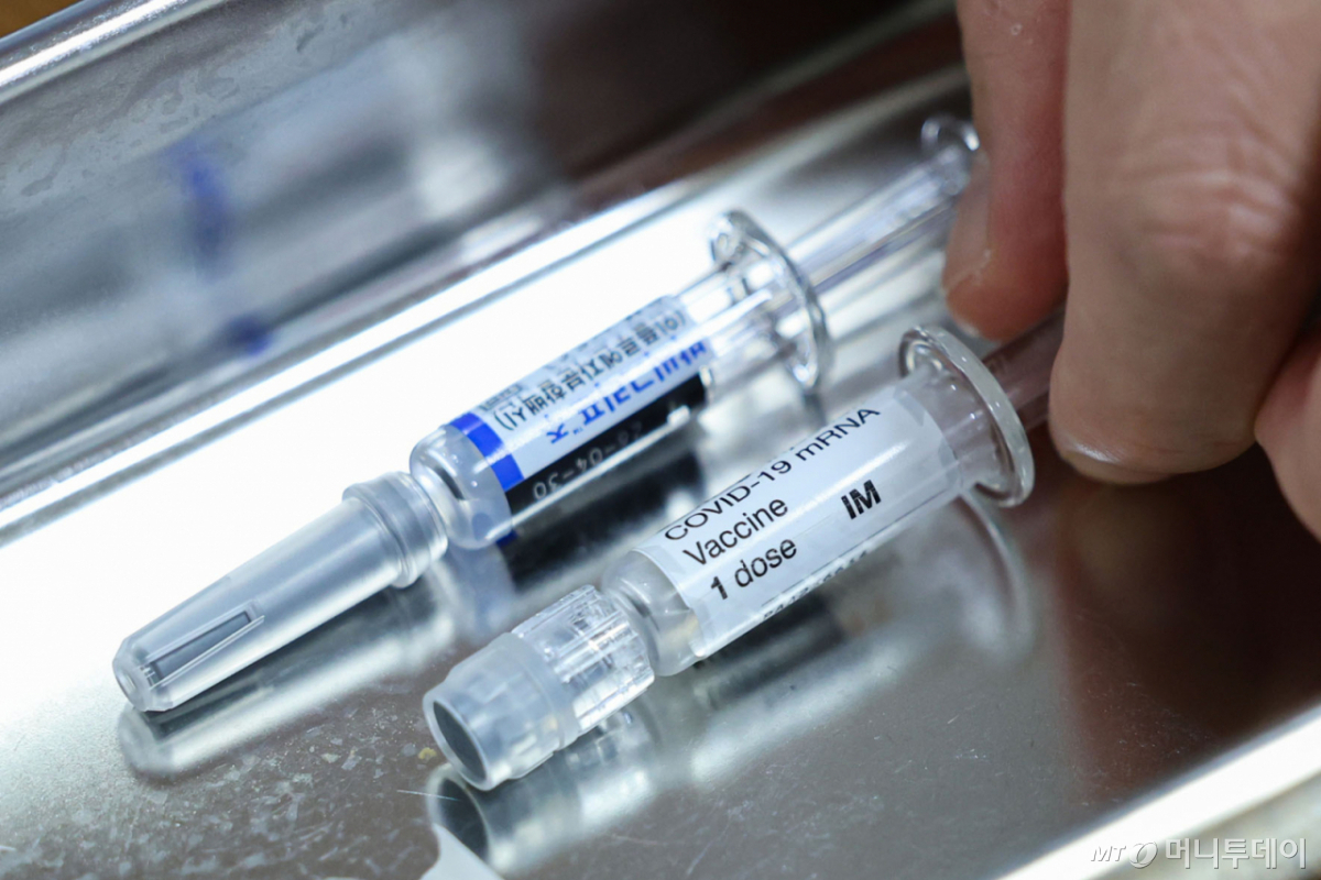  서울 시내 한 이비인후과 의원에 코로나19 백신과 독감 백신이 놓여있다./사진=[서울=뉴시스]