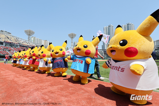 롯데 유니폼을 입은 피카츄. /사진=롯데 자이언츠 제공