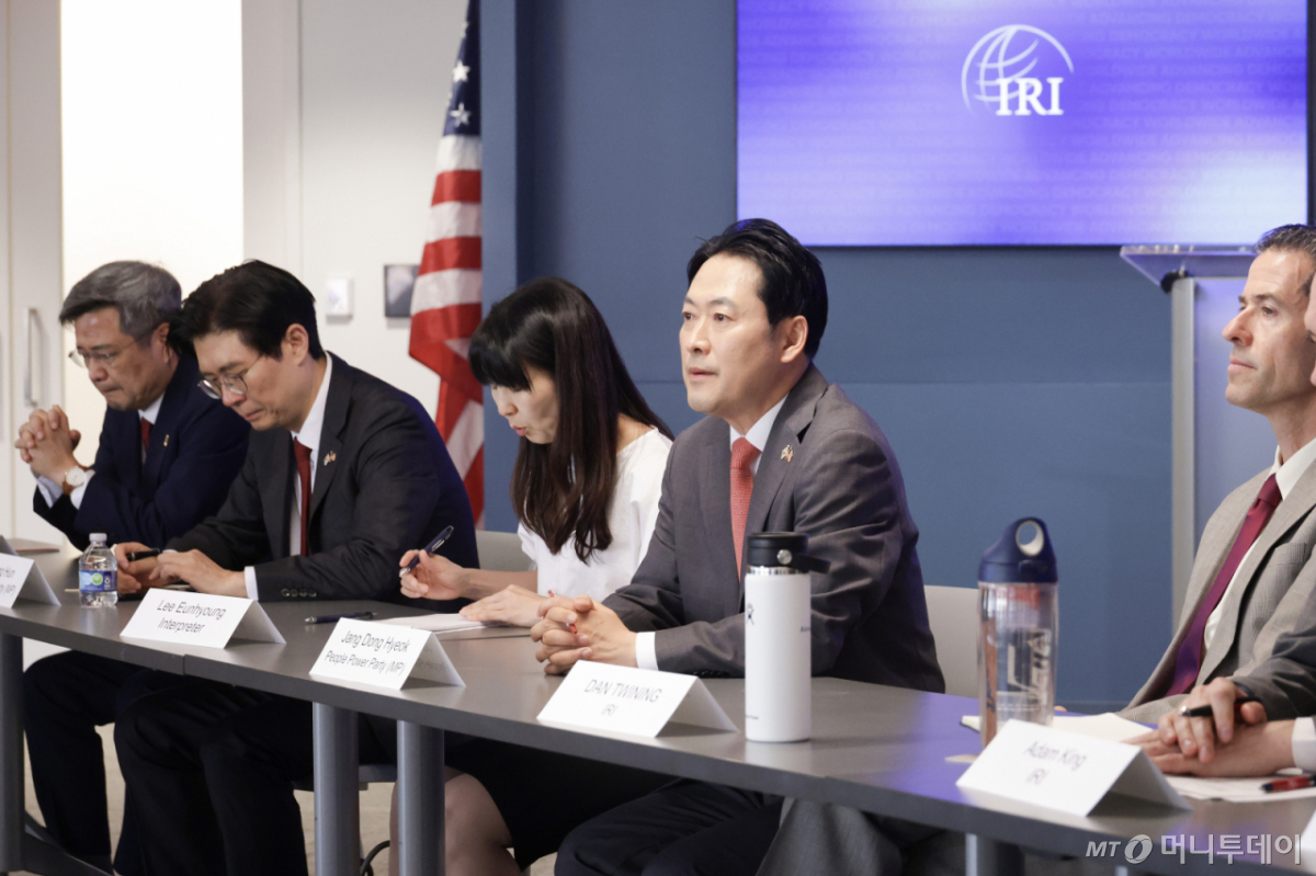 [서울=뉴시스]  장동혁 국민의힘 대표가 15일(현지 시간) 미국 워싱턴 IRI에서 관계자들과 간담회하고 있다.(사진=국민의힘 제공) 2025.04.16. photo@newsis.com *재판매 및 DB 금지 /사진=